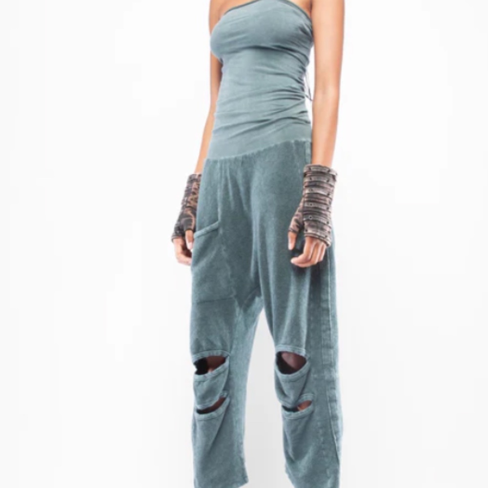 Demobaza Cut Out Deep Hermit